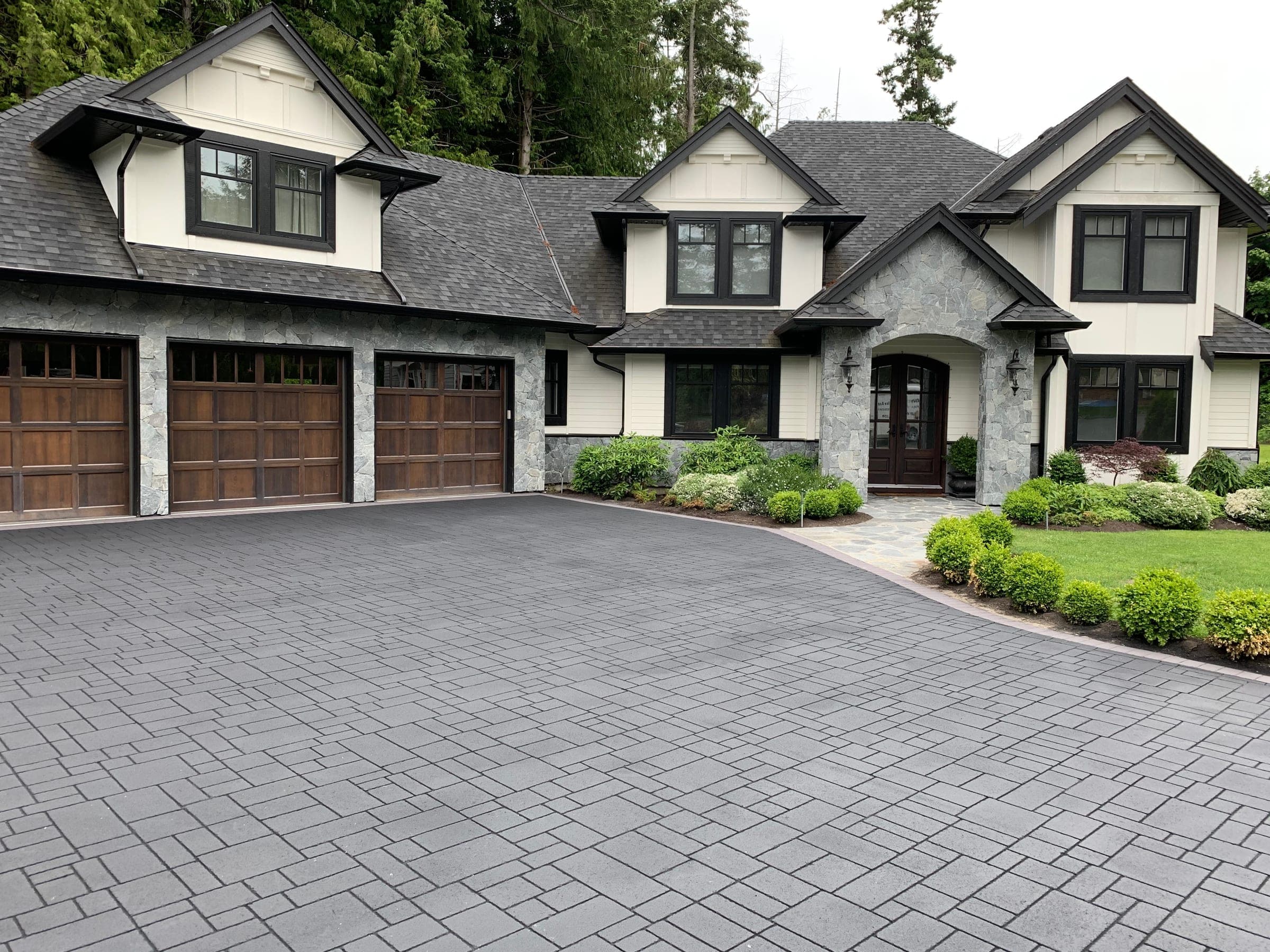 Ashlar slate StreetPrint driveway installed by Square One